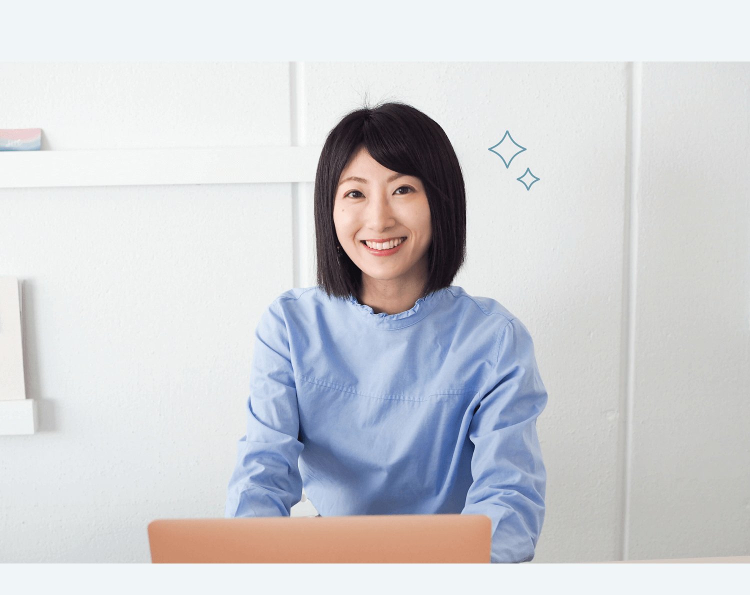 白い部屋でノートパソコンに向かい微笑むきゃんまりさん