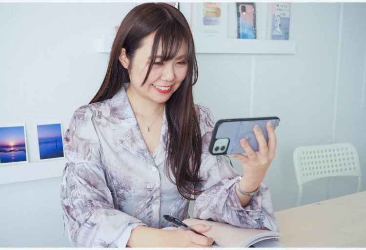 スマートフォンを見ながらメモを取るぴちゃんさん