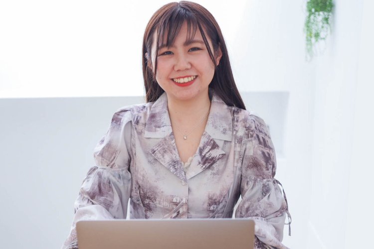 ノートパソコンに向かって微笑むぴちゃんさん