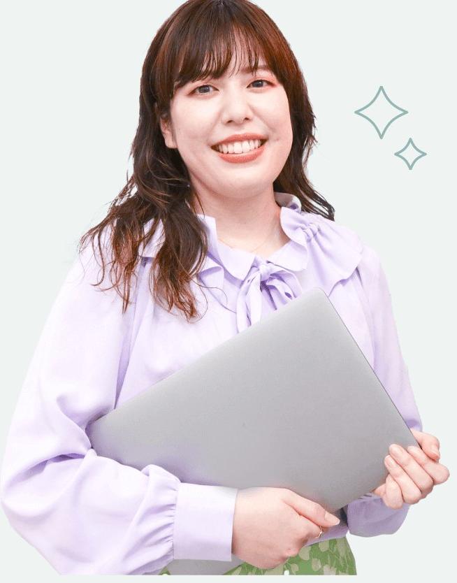ラベンダー色のブラウスでノートPCを抱えて微笑む女性（After）