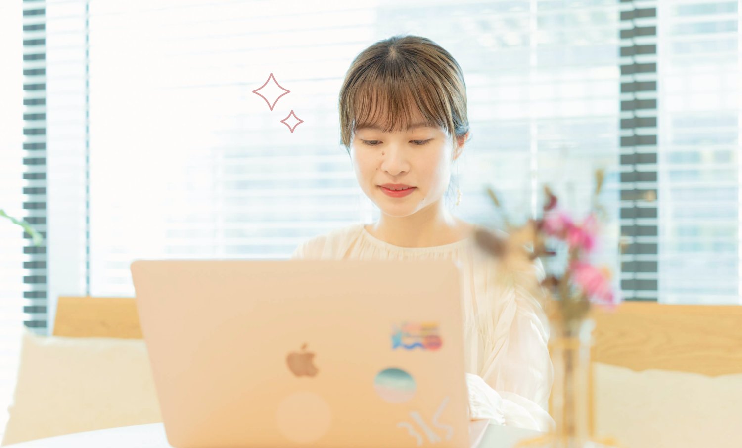 ブラインド窓辺でノートPCに向かう女性(花瓶・キラキラ装飾付き)