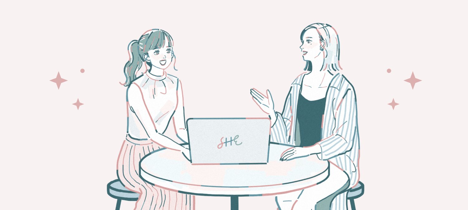 丸テーブルでノートPCを挟んで会話する2人の女性のイラスト(装飾)