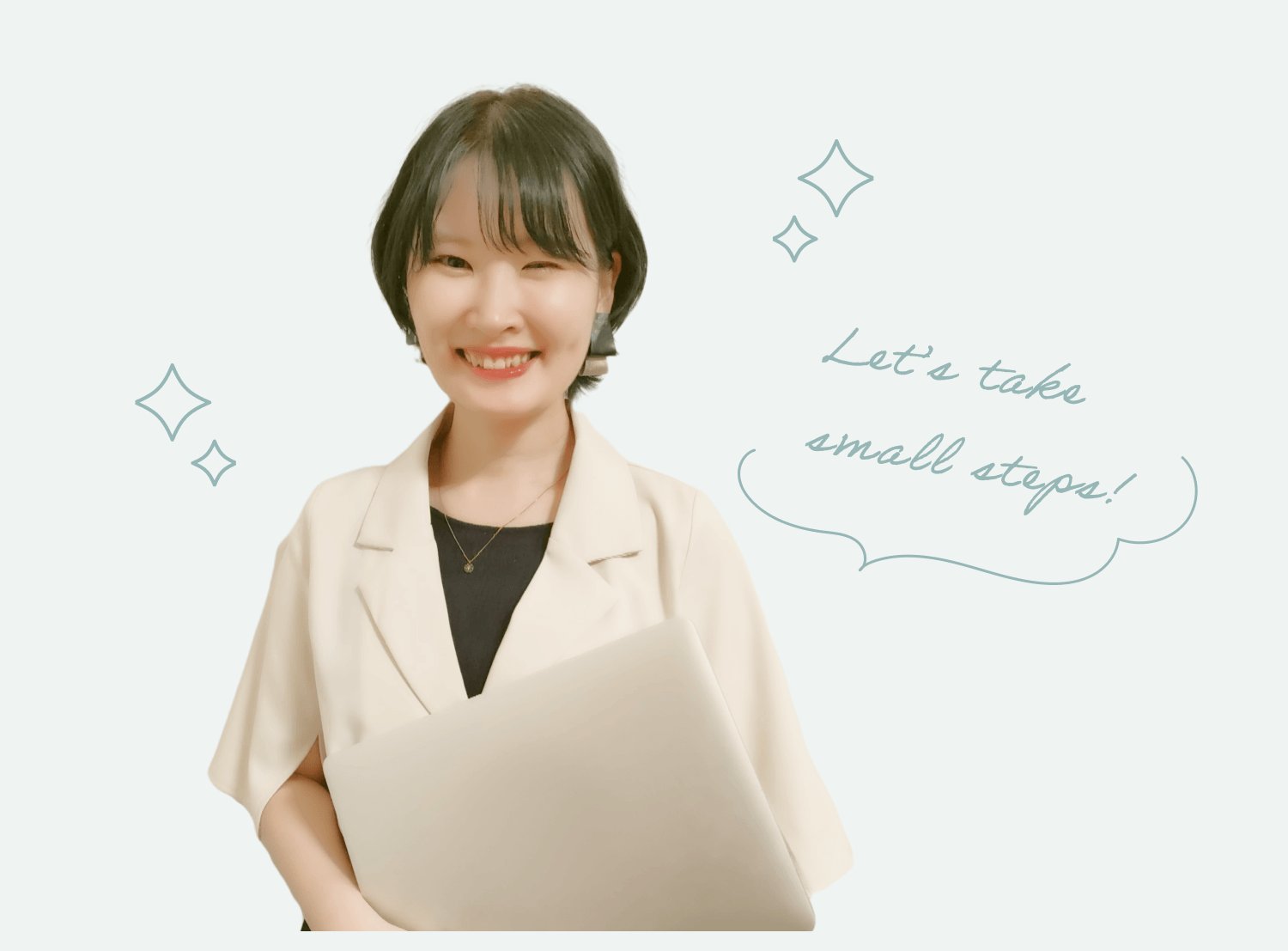 微笑んでノートパソコンを抱える人物のポートレート。「Let's take small steps!」の手書き風吹き出し入り