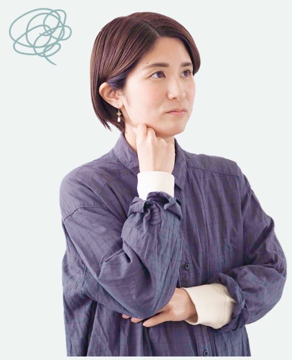 考え込む紫のブラウスの女性（Before）
