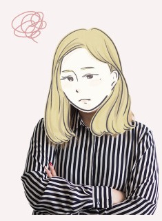 腕組みするストライプシャツの女性（Before）