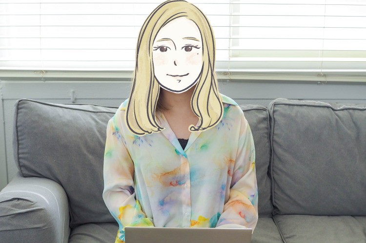 グレーのソファに座りノートPCに向かうしおりさん