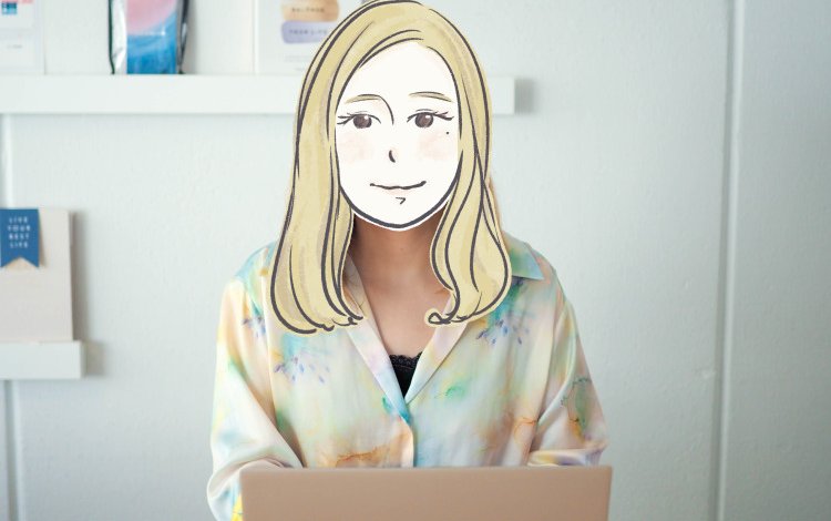 棚の前でノートPCに向かうしおりさん
