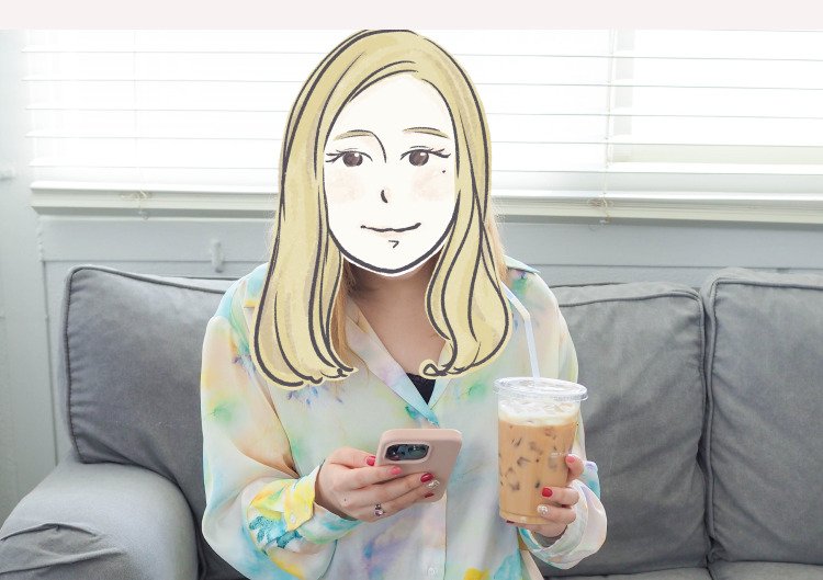 スマートフォンとアイスドリンクを手にするしおりさん