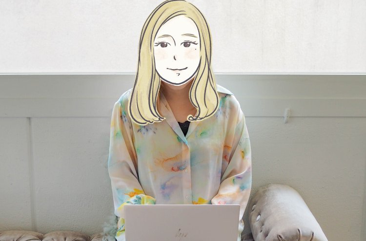 窓を背にノートPCに向かうしおりさん