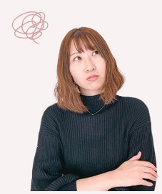 頭を抱えて考え込む黒トップスの女性（Before）