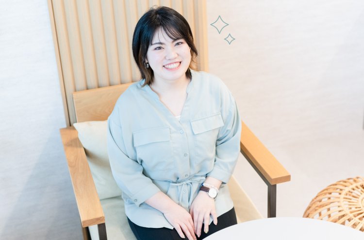 キラキラ装飾とともに微笑むゆかりさん