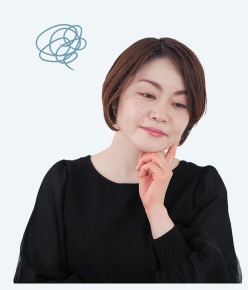 黒い服で頬に手を当てて考え込むBeforeの女性