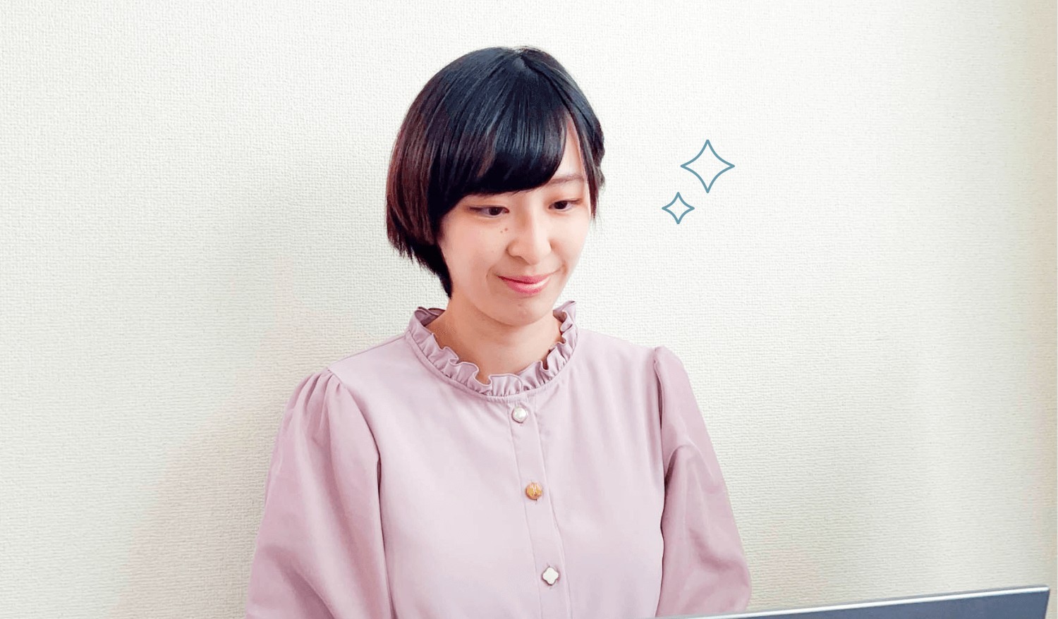 ノートPCを操作する、ラベンダー色ブラウスのsakiさんのポートレート