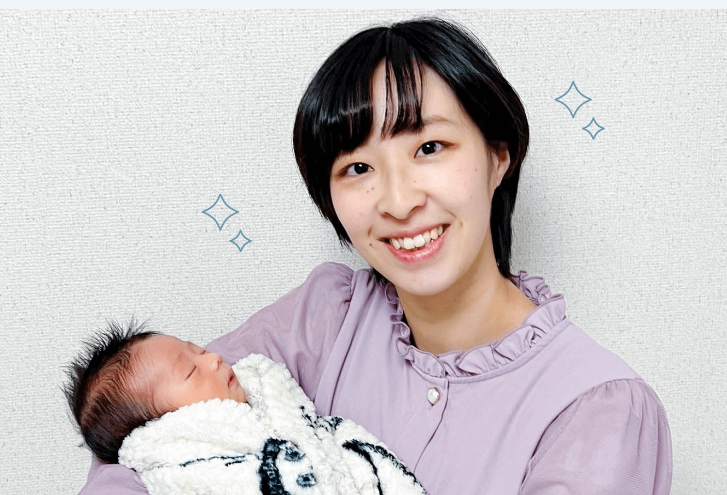 赤ちゃんを抱っこして微笑む、ラベンダー色ブラウスのsakiさんのポートレート