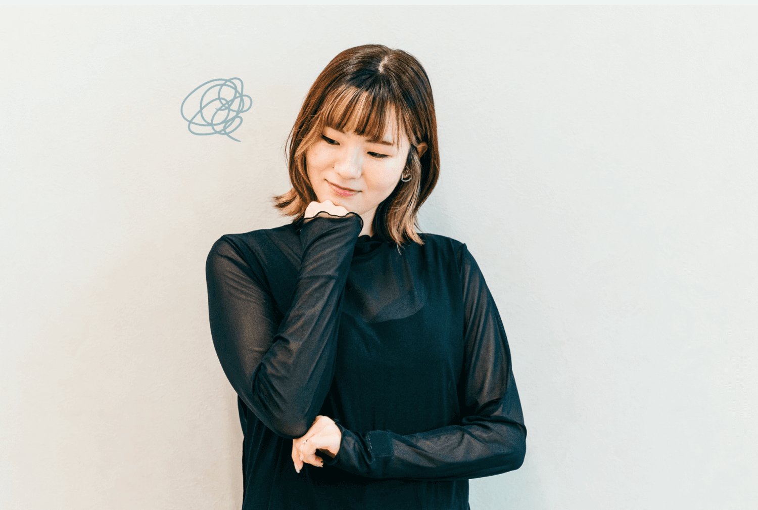 頬に手を当て見下ろす黒トップスの彩華さん(もやもや落書き装飾付き)