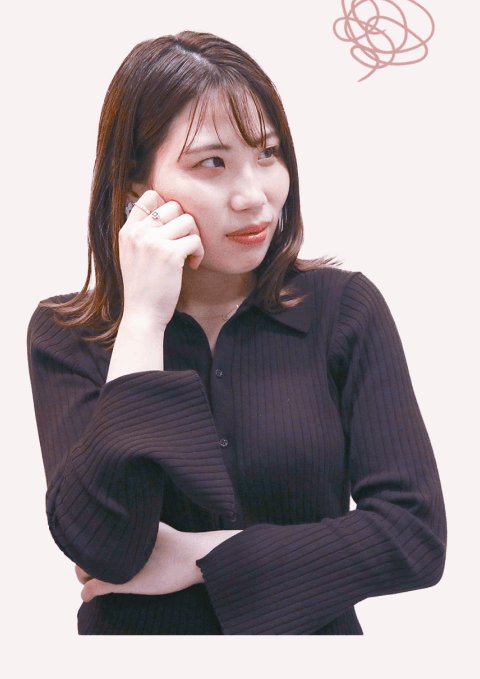 頬杖をつき腕を組んで考え込むBeforeのちあきさん（黒いリブニットの服装）