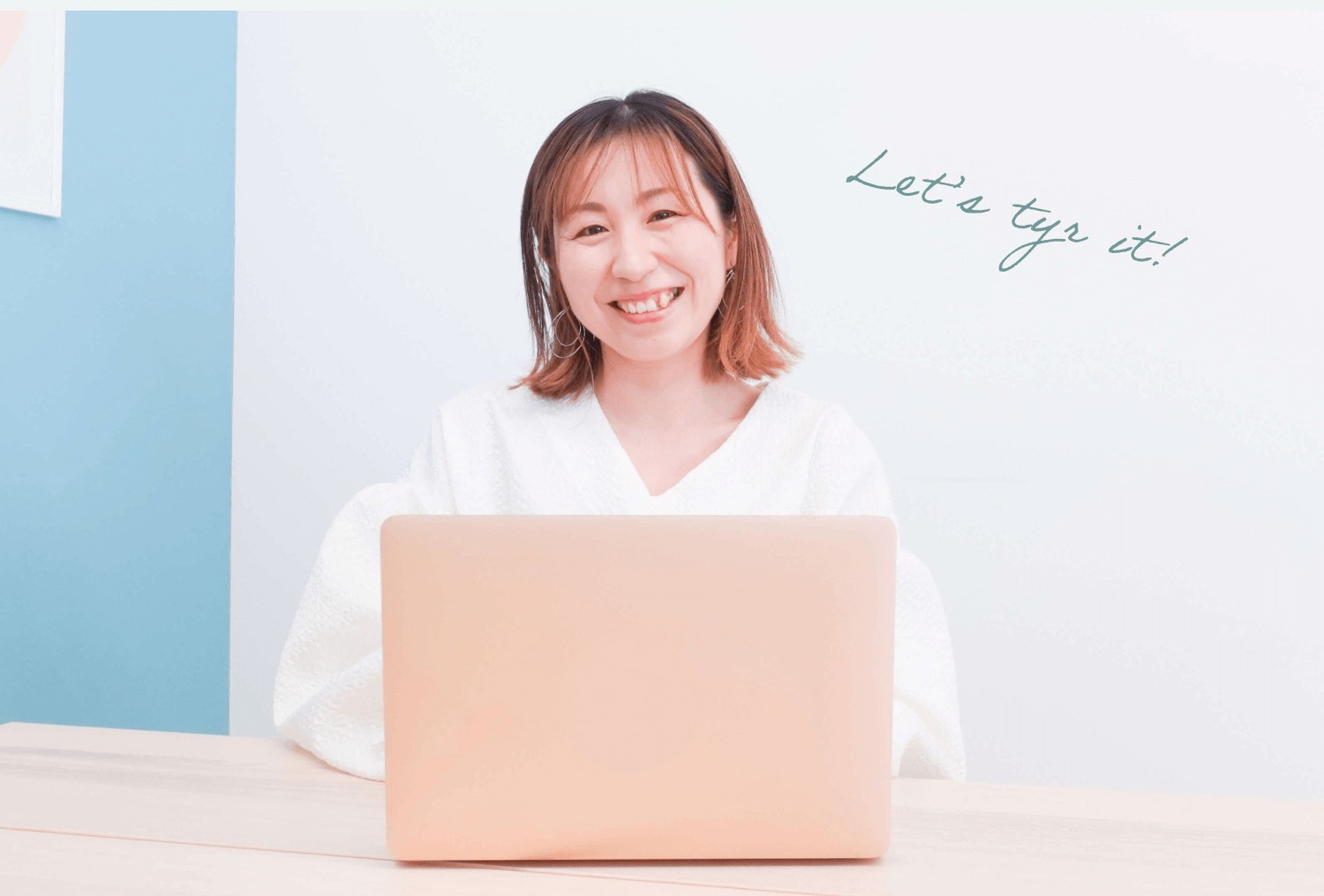 MARIさんが笑顔でノートPCに向かう写真