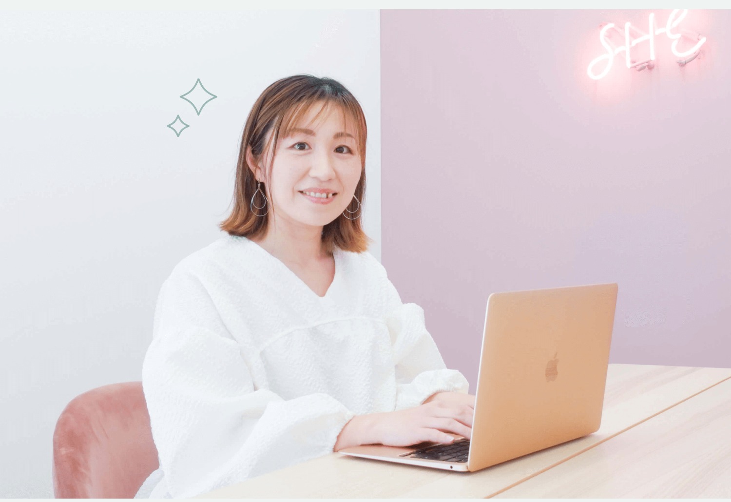 MARIさんが笑顔でノートPCに向かう写真