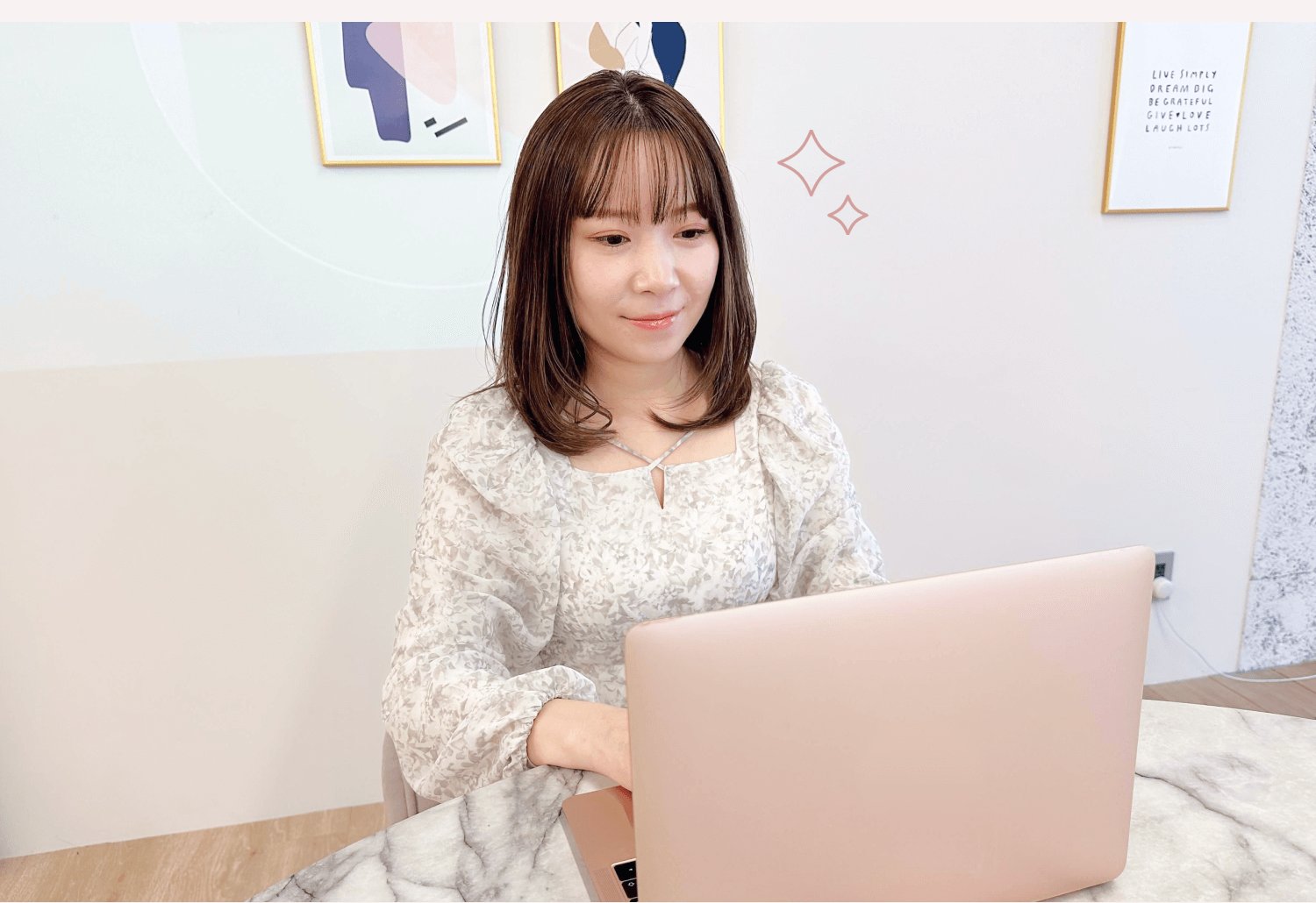 ノートPCを操作する本人（キラキラ装飾付き）