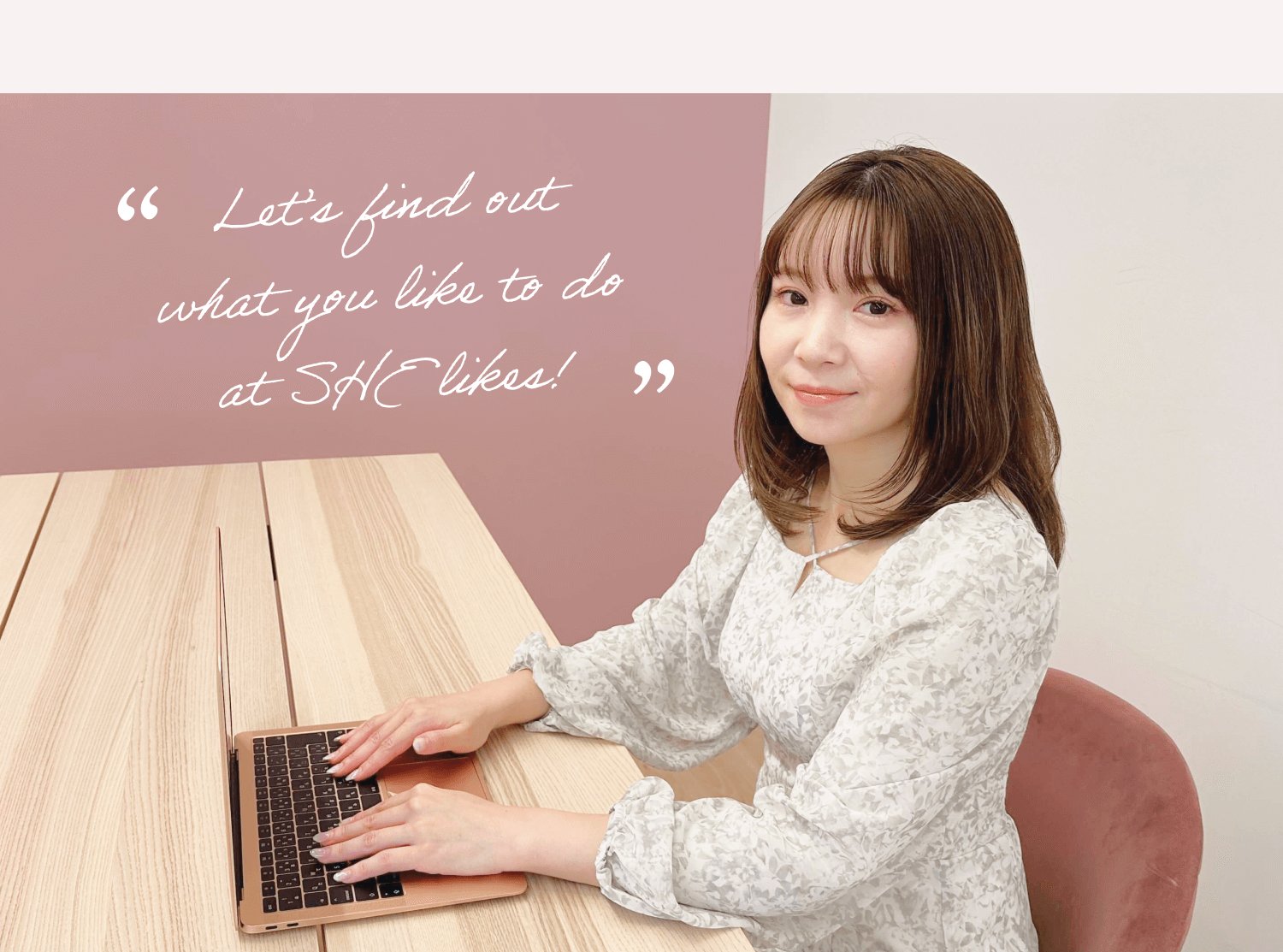 ワイン色の斜め帯に「Let's find out what you like to do at SHElikes!」の文字と、ノートPCを操作しながらこちらを見る本人の写真