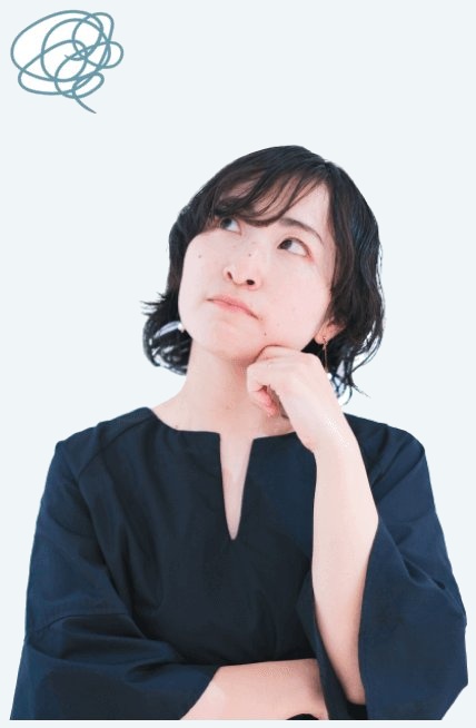 考え込む表情で頬に手を当てるBeforeのケーナさん。もやもやとした落書き装飾付き
