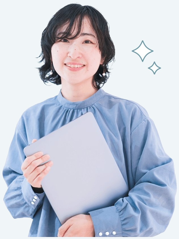 起業家として資料を抱え微笑むAfterのケーナさん。キラキラ装飾付き