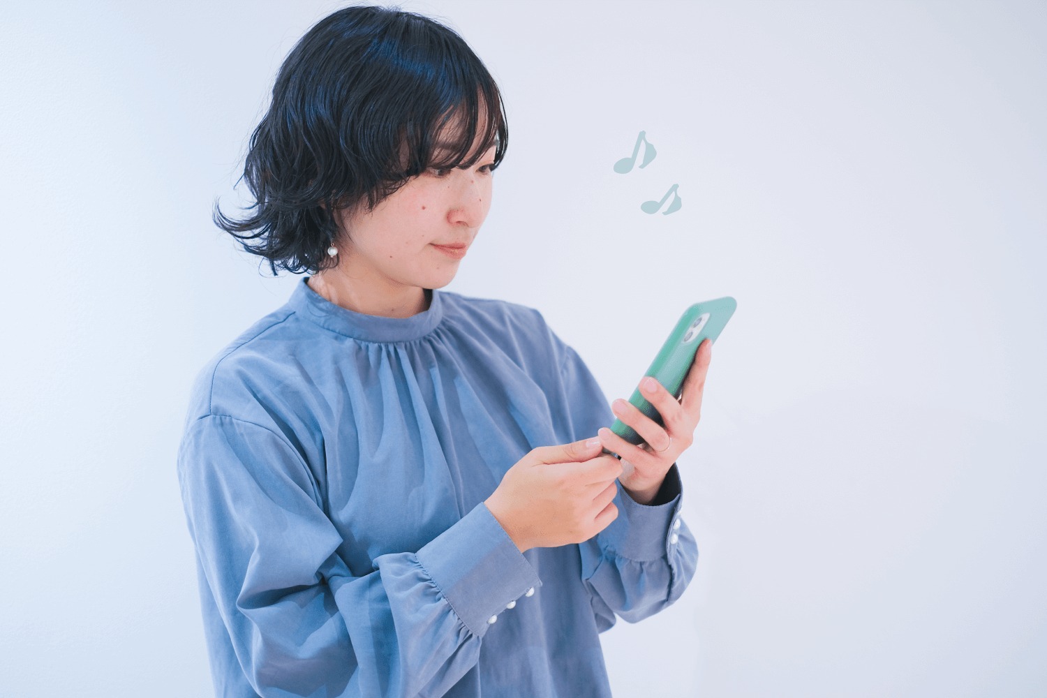 スキマ時間にスマートフォンでコース動画を視聴するケーナさん