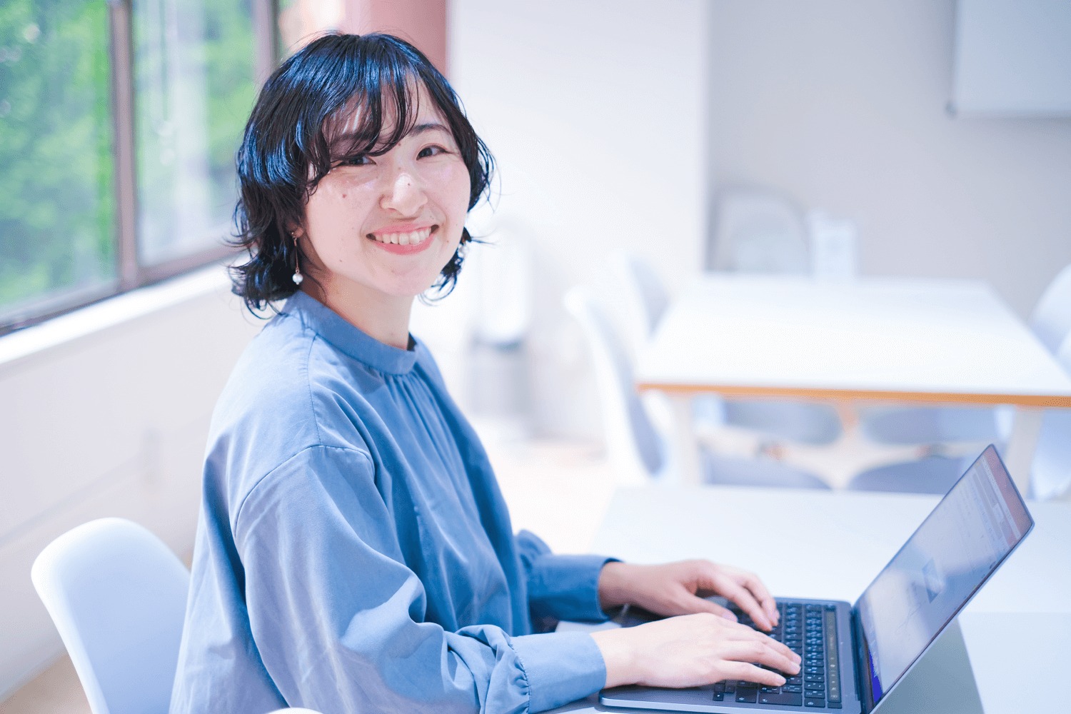 ノートPCに向かって微笑むケーナさん