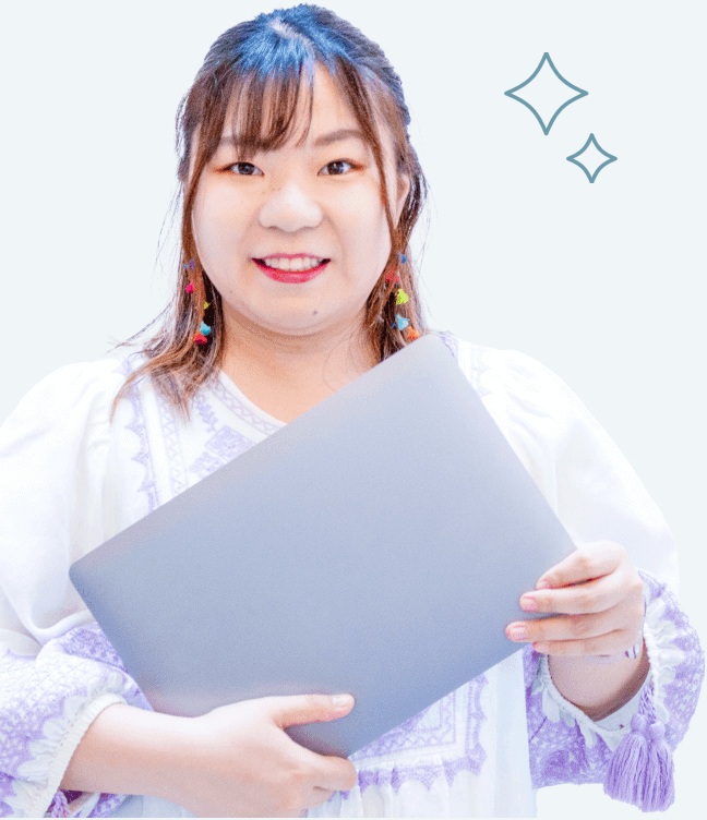 ノートパソコンを抱えて微笑むまだらーさん（After）