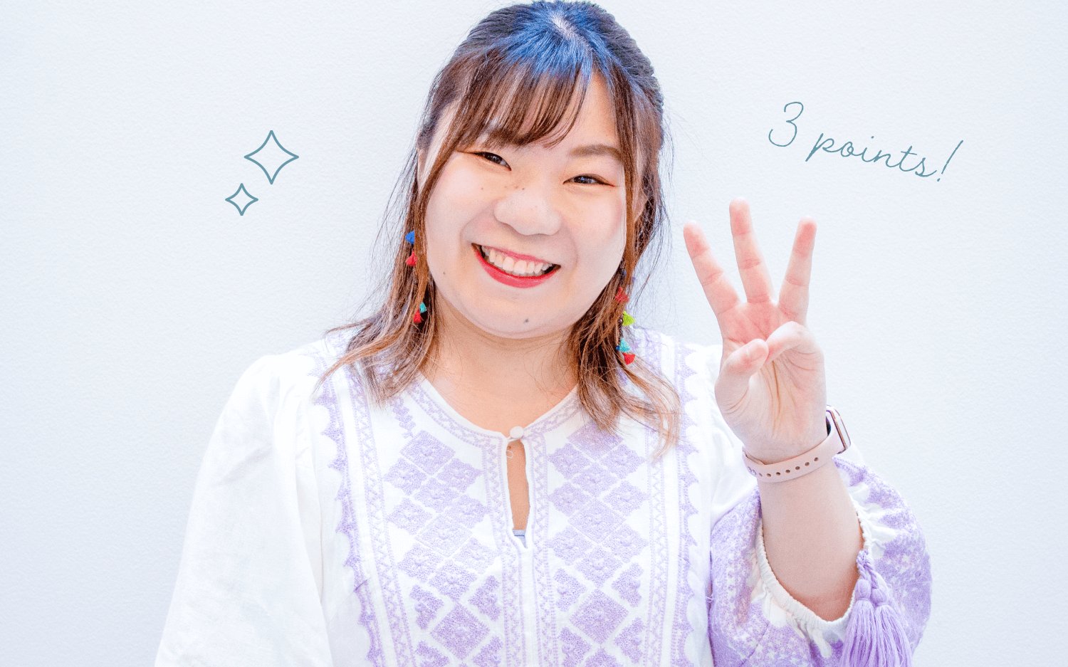 3本指を立てて笑顔でポーズする本人。「3 points!」の手書き文字とキラキラ装飾付き