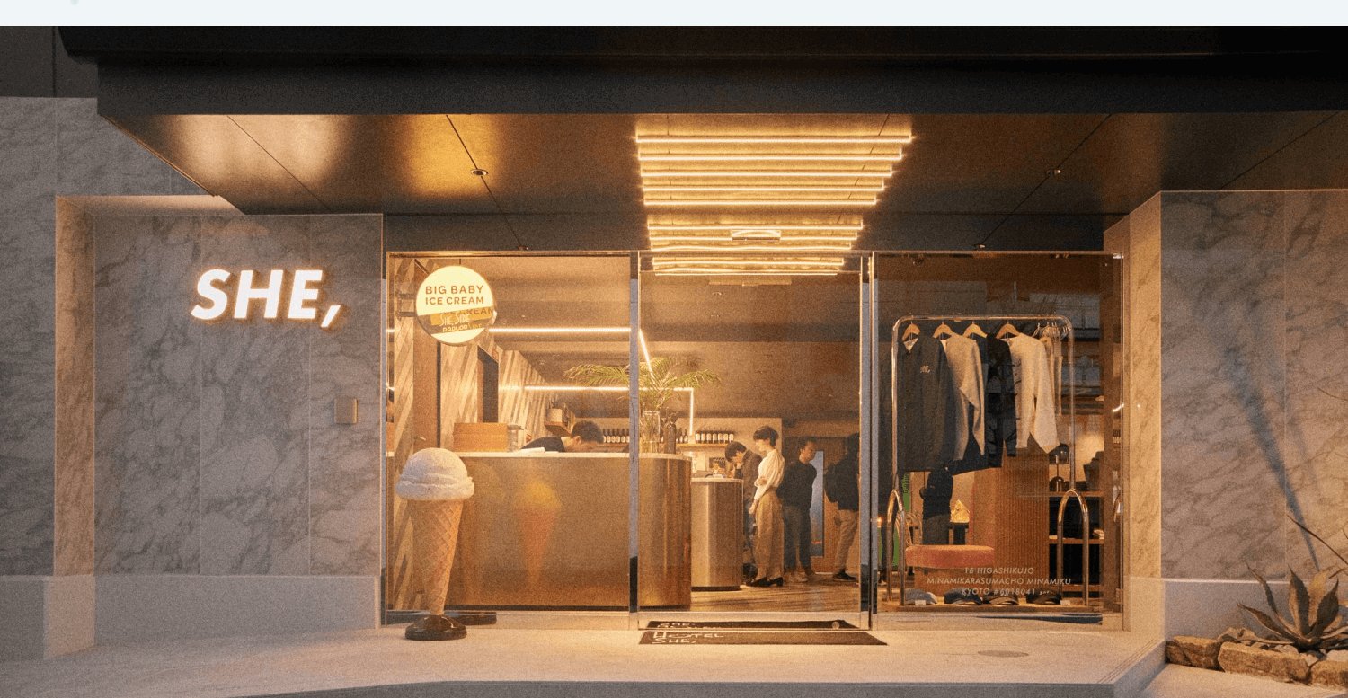 HOTEL SHE, KYOTOの外観。夜、ガラス張りの入り口から店内のアイスクリームスタンドやハンガーラックが見える