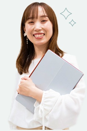 書類を抱えて笑顔のまゆのんさん（After）