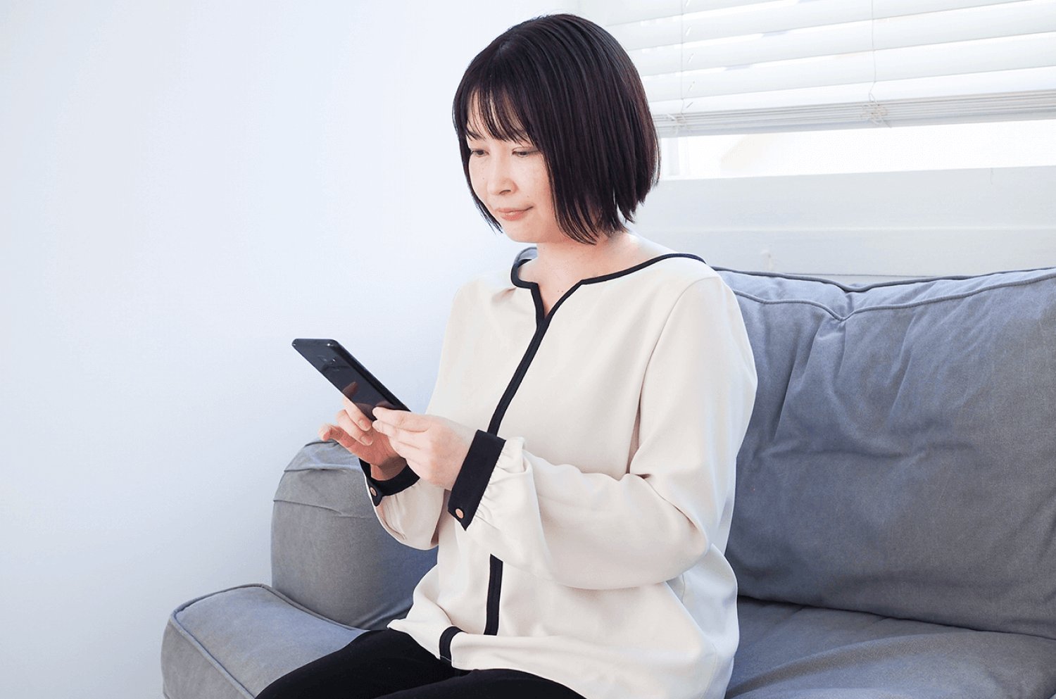 ソファでスマートフォンを操作するあずさん