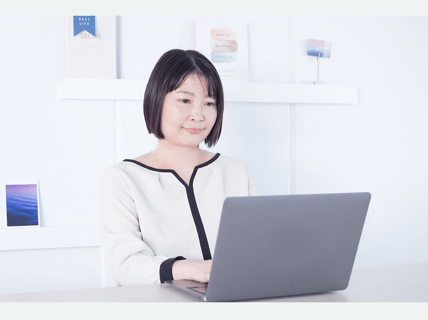自宅でノートパソコンに向かうあずさん