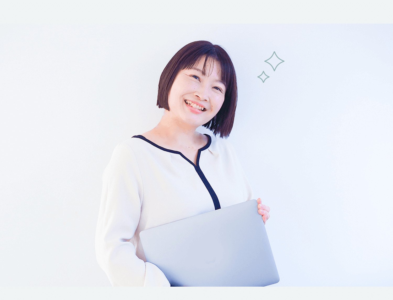 ノートパソコンを抱えて微笑むあずさん
