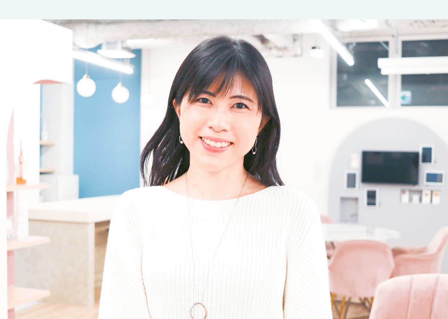 ラウンジに立ち微笑むsatominさん