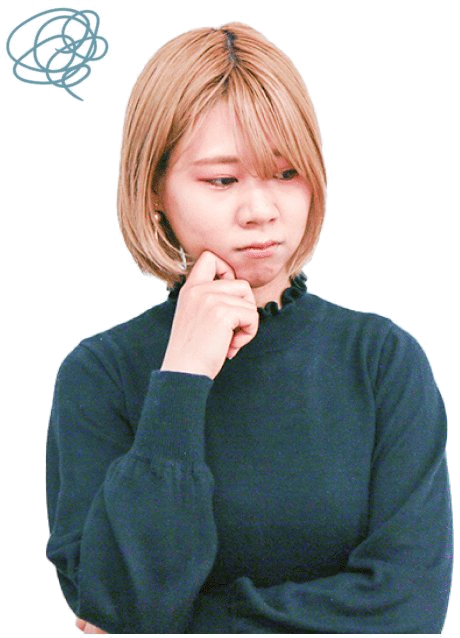 悩む表情でうつむき、腕を組む大学生時代のちさとさん（Before）