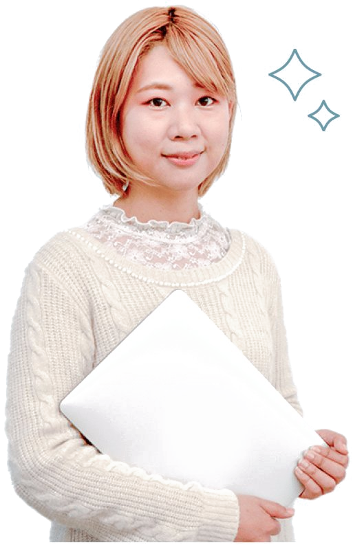 ノートパソコンを抱えて微笑むフリーランスライターのちさとさん（After）