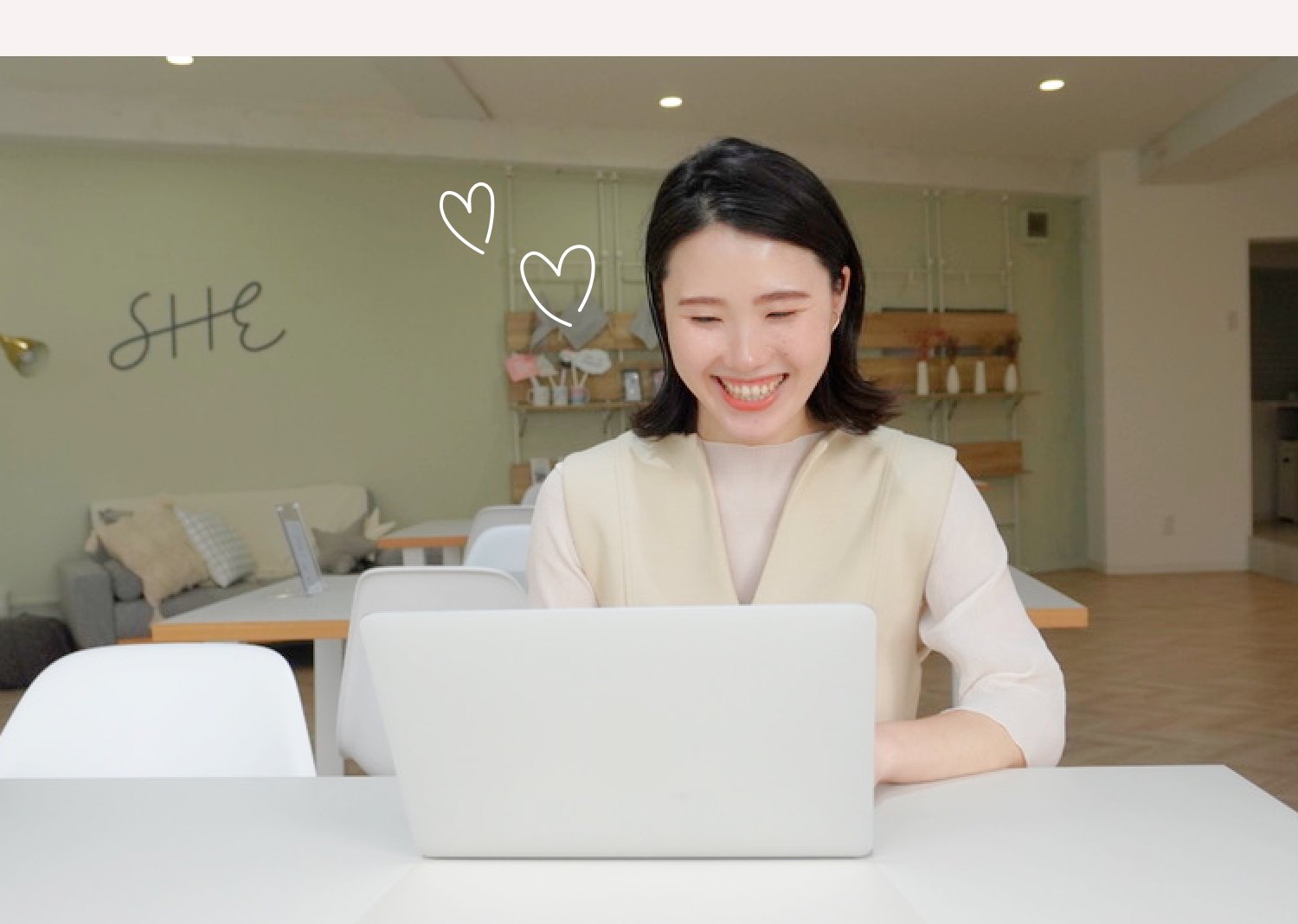 SHEのコワーキングスペースでノートPCに向かって微笑むaki