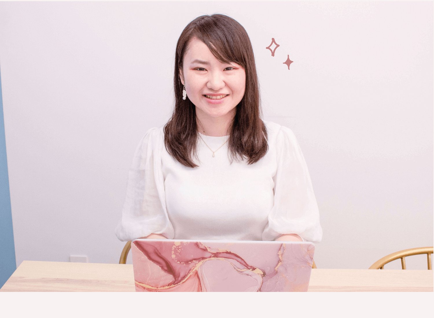 白い壁の前でノートPCに向かい笑顔でこちらを見るぺちさんの上半身写真