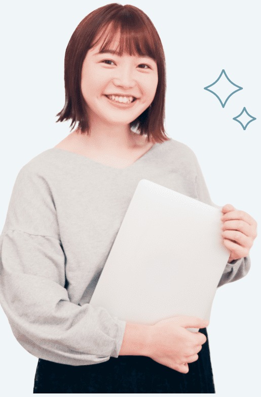 笑顔でノートPCを抱えるAfterのHimawariさん（フリーランスWebデザイナー）