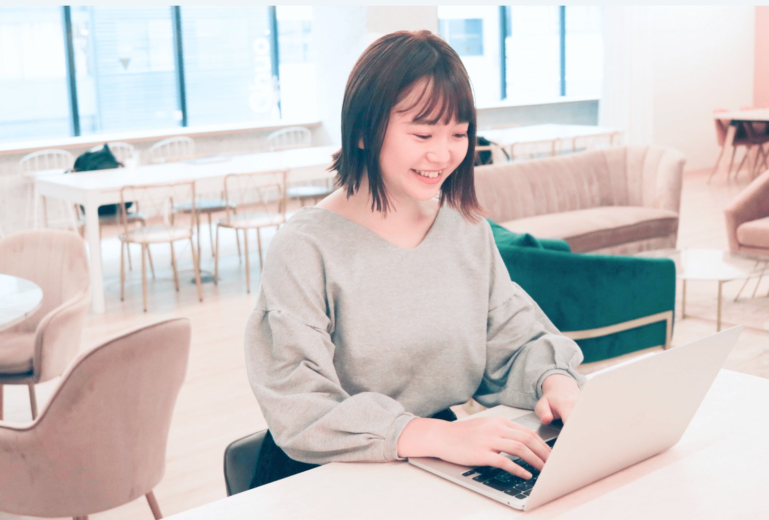SHElikesのラウンジでノートPCに向かって微笑むHimawariさん