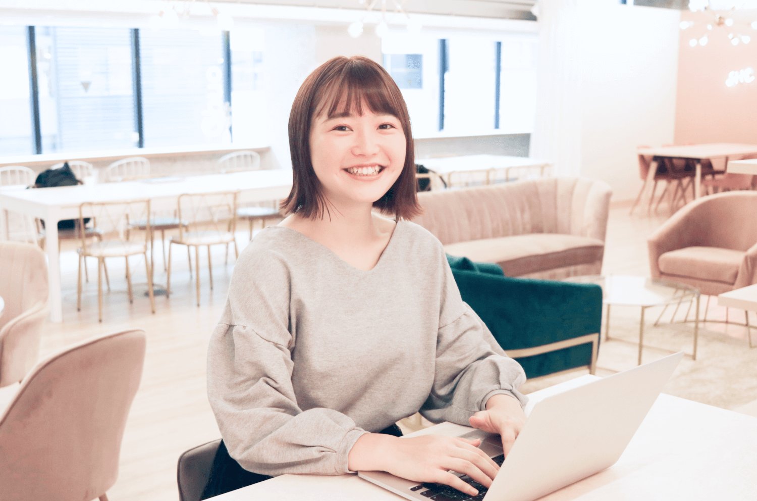 SHElikesのラウンジでノートPCに向かい微笑むHimawariさん