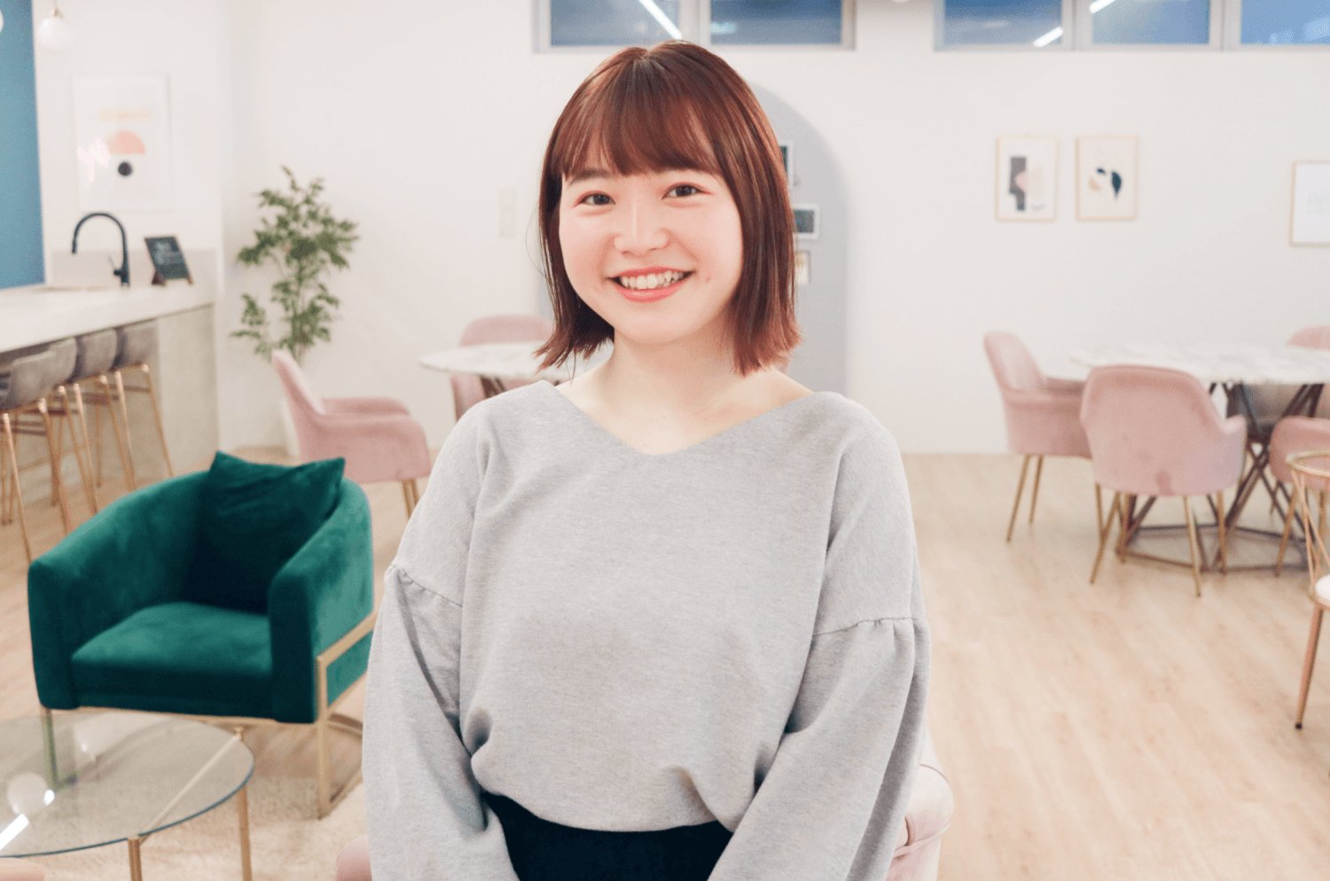 SHElikesのラウンジで微笑むHimawariさん