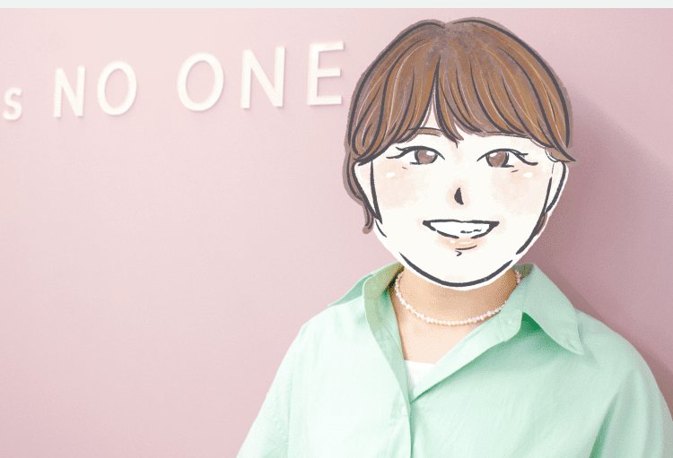ピンク色の壁を背に立つYANOさん。背景に「NO ONE」の文字オブジェが一部見切れて写り込んでいる