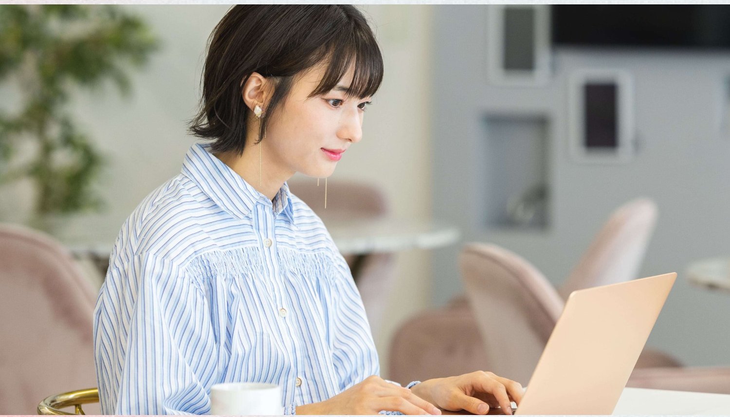 ノートPCに向かう姫奈さんの横顔ポートレート