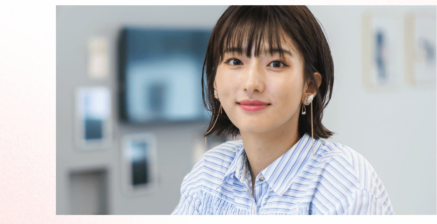 微笑む姫奈さんのバストアップ写真