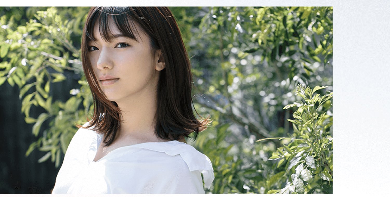屋外で微笑む姫奈さんのポートレート
