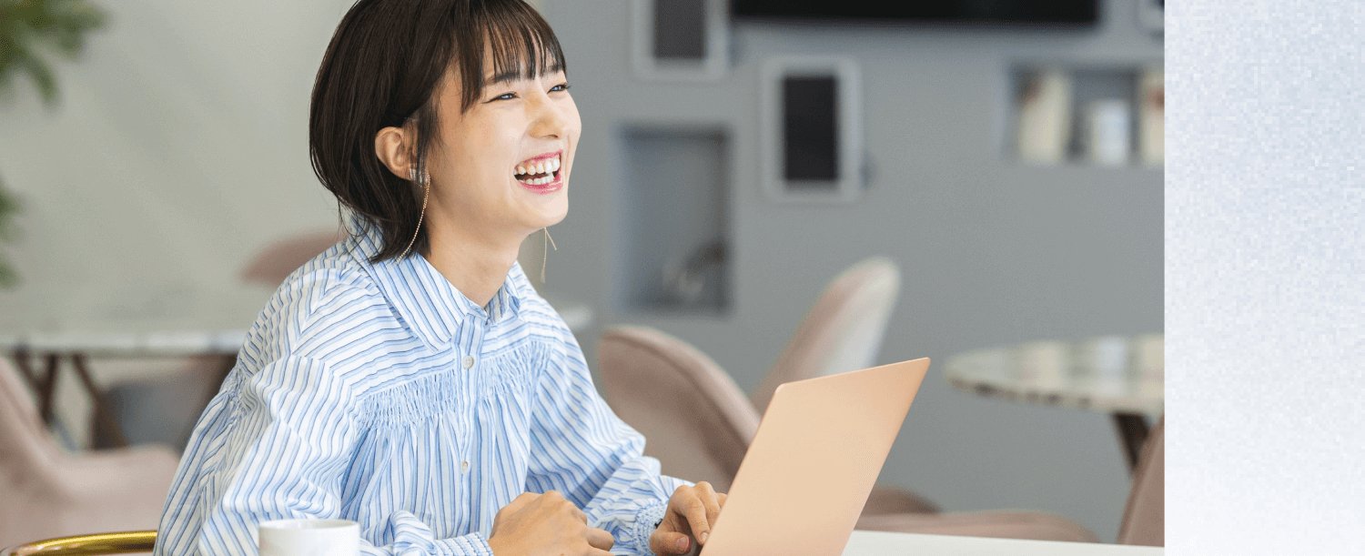 笑顔でノートPCに向かう姫奈さん