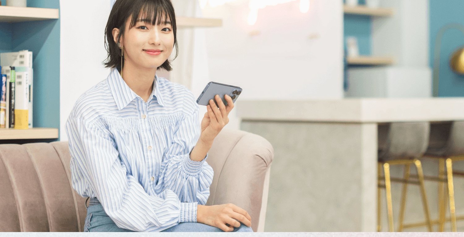 ソファでスマホを見る姫奈さん